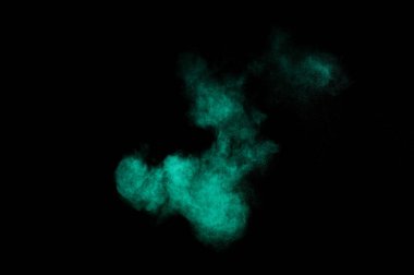 Siyah arka plan üzerine Akuamarin toz patlama. Renkli toz bulutu. Renkli toz patlayabilir. Boya Holi.