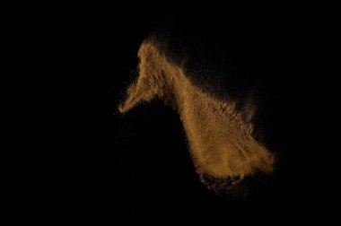 Toprak patlaması siyah arka planda izole edildi. Kahverengi zemin soyut bulutu.