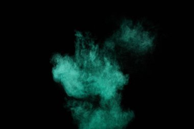 Siyah arka plan üzerine Akuamarin toz patlama. Renkli toz bulutu. Renkli toz patlayabilir. Boya Holi.