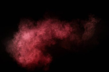 Siyah zemin üzerine kırmızı ve pembe toz patlama. Renkli toz bulutu. Renkli toz patlayabilir. Boya Holi.