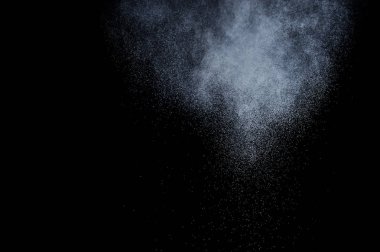 Siyah arka planda beyaz toz patlaması. Soyut beyaz toz dokusu.