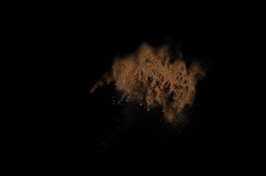 Kumsal patlaması siyah arka planda izole edildi. Soyut kum bulutu.