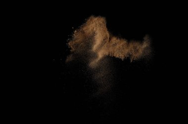 Kumsal patlaması siyah arka planda izole edildi. Soyut kum bulutu.