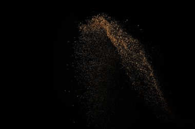 Toprak patlaması siyah arka planda izole edildi. Kahverengi zemin soyut bulutu.