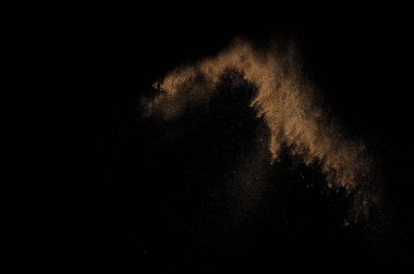 Kumsal patlaması siyah arka planda izole edildi. Soyut kum bulutu.