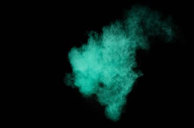 Siyah arka plan üzerine Akuamarin toz patlama. Renkli toz bulutu. Renkli toz patlayabilir. Boya Holi.