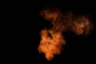 Siyah arka plan üzerine Portakal tozu patlama. Renkli toz bulutu. Renkli toz patlayabilir. Boya Holi.