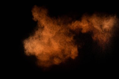 Siyah arka plan üzerine Portakal tozu patlama. Renkli toz bulutu. Renkli toz patlayabilir. Boya Holi.