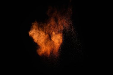 Siyah arka plan üzerine Portakal tozu patlama. Renkli toz bulutu. Renkli toz patlayabilir. Boya Holi.
