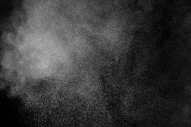 Siyah arka planda beyaz toz patlaması. Soyut beyaz toz dokusu.