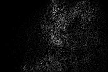 Siyah arka planda soyut su sıçramaları. Soyut su püskürtüsü. Soyut yağmur. Duş suyu damlaları. soyut doku.