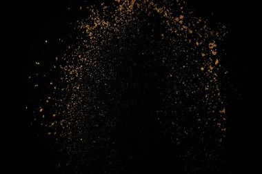 Toprak patlaması siyah arka planda izole edildi. Kahverengi zemin soyut bulutu.