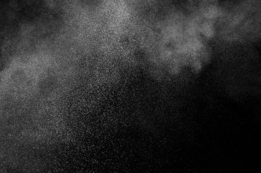 Siyah arka planda beyaz toz patlaması. Soyut beyaz toz dokusu.