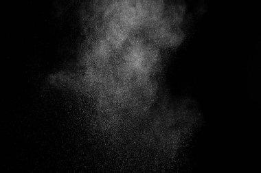 Siyah arka planda beyaz toz patlaması. Soyut beyaz toz dokusu.