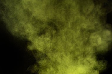 Siyah arka plan üzerine açık yeşil toz patlama. Renkli toz bulutu. Renkli toz patlayabilir. Boya Holi.
