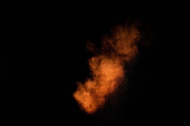 Siyah arka plan üzerine Portakal tozu patlama. Renkli toz bulutu. Renkli toz patlayabilir. Boya Holi.