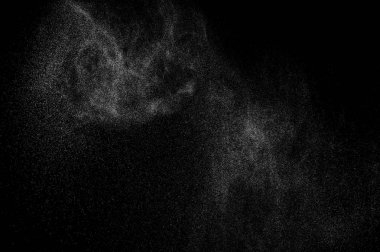 Siyah arka planda soyut su sıçramaları. Soyut su püskürtüsü. Soyut yağmur. Duş suyu damlaları. soyut doku.