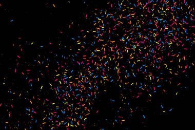 Renkli patlama konfeti. Siyah arka plan üzerine izole grenli soyut çok renkli doku. Düz tasarım öğesi. Vektör çizim, eps 10.