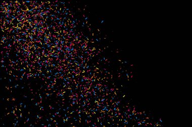 Renkli patlama konfeti. Siyah arka plan üzerine izole grenli soyut çok renkli doku. Düz tasarım öğesi. Vektör çizim, eps 10.