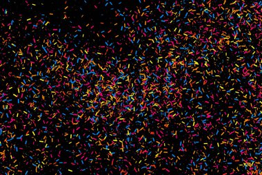 Renkli patlama konfeti. Siyah arka plan üzerine izole grenli soyut çok renkli doku. Düz tasarım öğesi. Vektör çizim, eps 10.