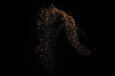 Toprak patlaması siyah arka planda izole edildi. Kahverengi zemin soyut bulutu.