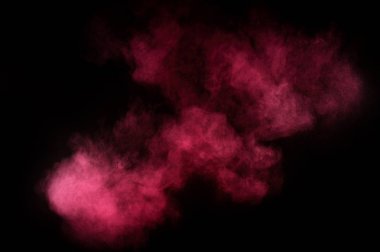 Siyah zemin üzerine kırmızı ve pembe toz patlama. Renkli toz bulutu. Renkli toz patlayabilir. Boya Holi.