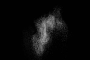 Siyah arka planda beyaz toz patlaması. Soyut beyaz toz dokusu.