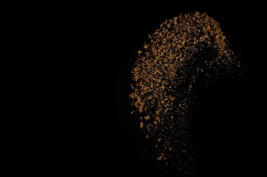 Toprak patlaması siyah arka planda izole edildi. Kahverengi zemin soyut bulutu.