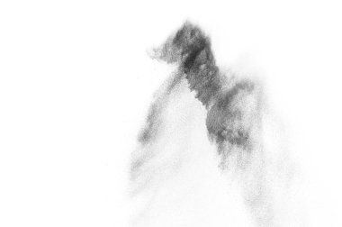 Siyah parçacıklar beyaz zemin üzerinde izole edildi. Soyut toz tabakası dokusu.