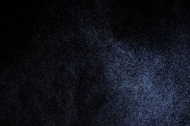 Siyah arka plan üzerine su sıçramalarına soyut mavi. Beyaz parçacıkların hareket dondurmak. Yağmur, kar doku yerleşimi..