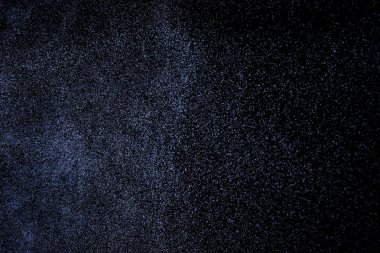 Siyah arka plan üzerine su sıçramalarına soyut mavi. Beyaz parçacıkların hareket dondurmak. Yağmur, kar doku yerleşimi..