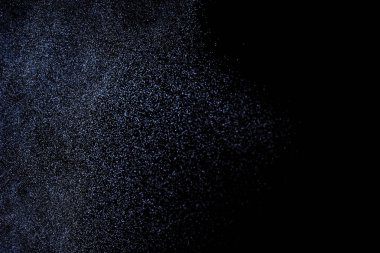 Siyah arka plan üzerine su sıçramalarına soyut mavi. Beyaz parçacıkların hareket dondurmak. Yağmur, kar doku yerleşimi..