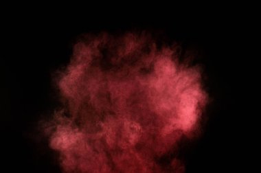 Siyah zemin üzerine kırmızı ve pembe toz patlama. Renkli toz bulutu. Renkli toz patlayabilir. Boya Holi.