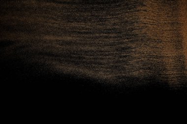 Kum dalgası siyah arkaplanda izole edildi. Soyut kum tepeciği.