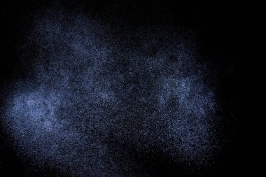 Siyah arka plan üzerine su sıçramalarına soyut mavi. Beyaz parçacıkların hareket dondurmak. Yağmur, kar doku yerleşimi..