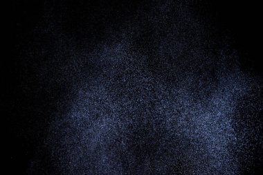 Siyah arka plan üzerine su sıçramalarına soyut mavi. Beyaz parçacıkların hareket dondurmak. Yağmur, kar doku yerleşimi..