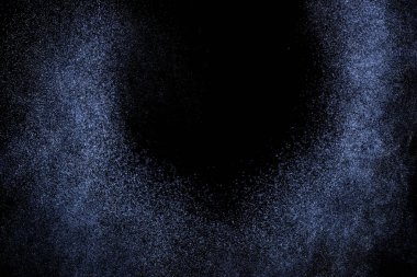 Siyah arka plan üzerine su sıçramalarına soyut mavi. Beyaz parçacıkların hareket dondurmak. Yağmur, kar doku yerleşimi..