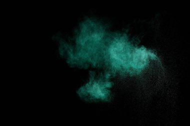 Siyah arka plan üzerine Akuamarin toz patlama. Renkli toz bulutu. Renkli toz patlayabilir. Boya Holi.