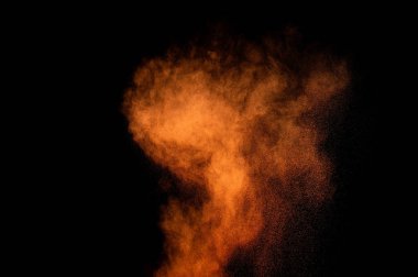 Siyah arka plan üzerine Portakal tozu patlama. Renkli toz bulutu. Renkli toz patlayabilir. Boya Holi.