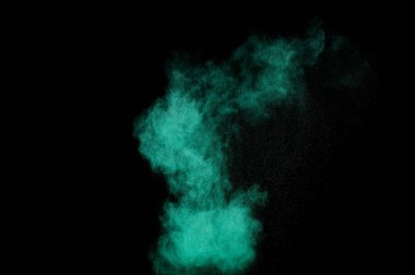 Siyah arka plan üzerine Akuamarin toz patlama. Renkli toz bulutu. Renkli toz patlayabilir. Boya Holi.
