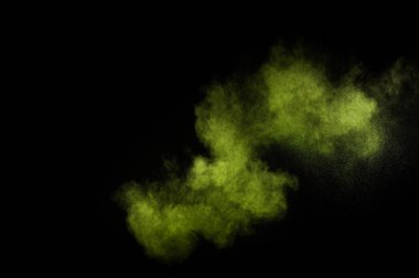 Siyah arka plan üzerine açık yeşil toz patlama. Renkli toz bulutu. Renkli toz patlayabilir. Boya Holi.