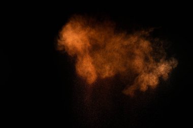 Siyah arka plan üzerine Portakal tozu patlama. Renkli toz bulutu. Renkli toz patlayabilir. Boya Holi.