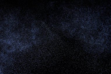 Siyah arka plan üzerine su sıçramalarına soyut mavi. Beyaz parçacıkların hareket dondurmak. Yağmur, kar doku yerleşimi..