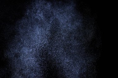 Siyah arka plan üzerine su sıçramalarına soyut mavi. Beyaz parçacıkların hareket dondurmak. Yağmur, kar doku yerleşimi..