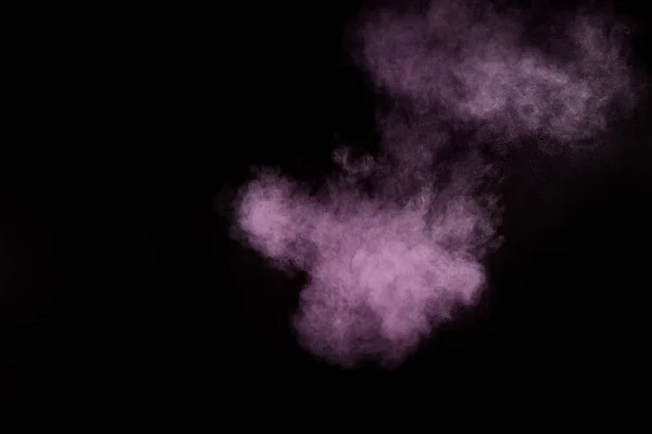 黒の背景に紫の粉塵爆発 色粉の雲 カラフルなダストが爆発します ペイント ホーリー — ストック写真
