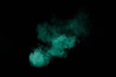 Siyah arka plan üzerine Akuamarin toz patlama. Renkli toz bulutu. Renkli toz patlayabilir. Boya Holi.