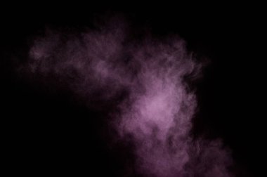 Siyah arka plan üzerine mor toz patlama. Renkli toz bulutu. Renkli toz patlayabilir. Boya Holi.