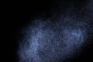 Siyah arka plan üzerine su sıçramalarına soyut mavi. Beyaz parçacıkların hareket dondurmak. Yağmur, kar doku yerleşimi..