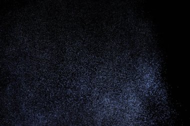 Siyah arka plan üzerine su sıçramalarına soyut mavi. Beyaz parçacıkların hareket dondurmak. Yağmur, kar doku yerleşimi..