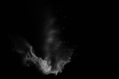 Siyah zemin üzerindeki beyaz parçacıkların hareketlerini dondur. Barut patlaması. Soyut toz tabakası dokusu.